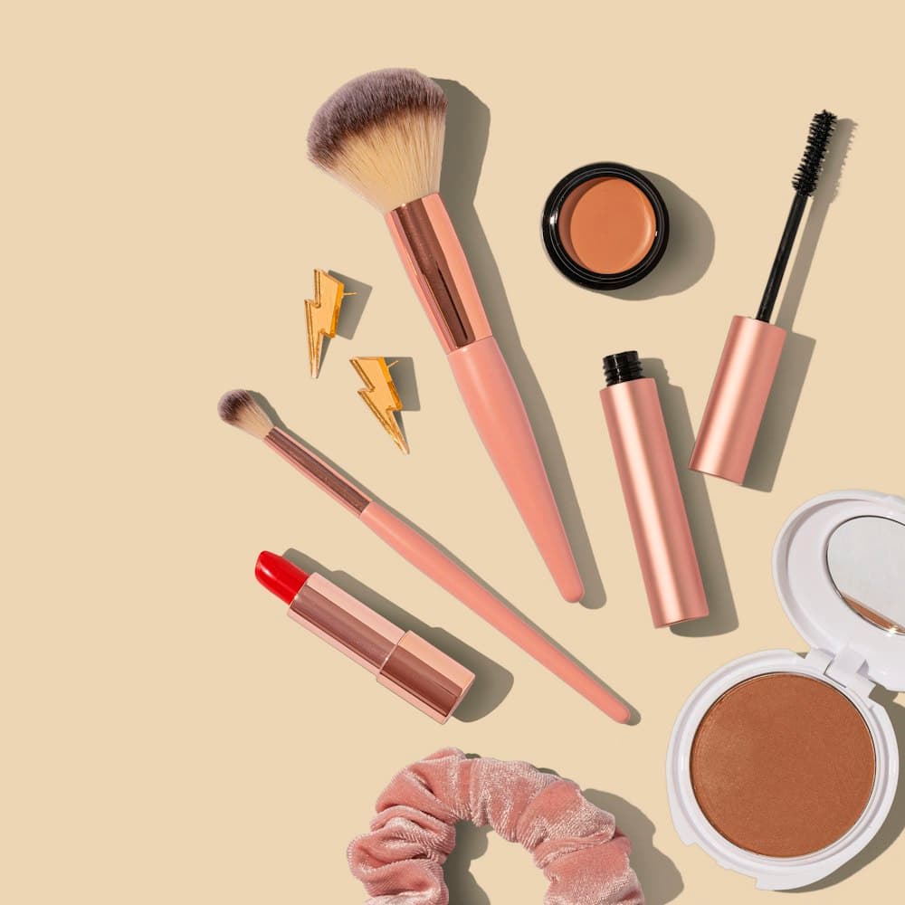 Kuas dan produk kosmetik dekoratif