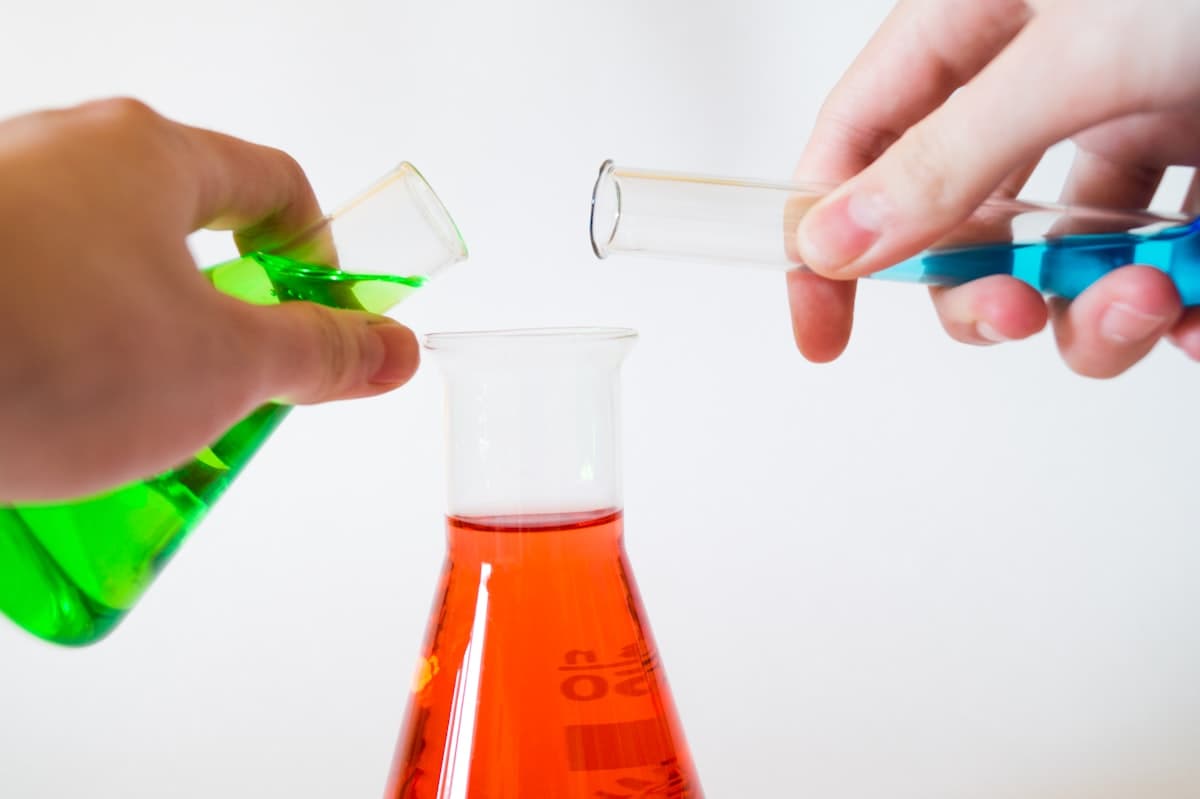 Proses formulasi di laboratorium kosmetik